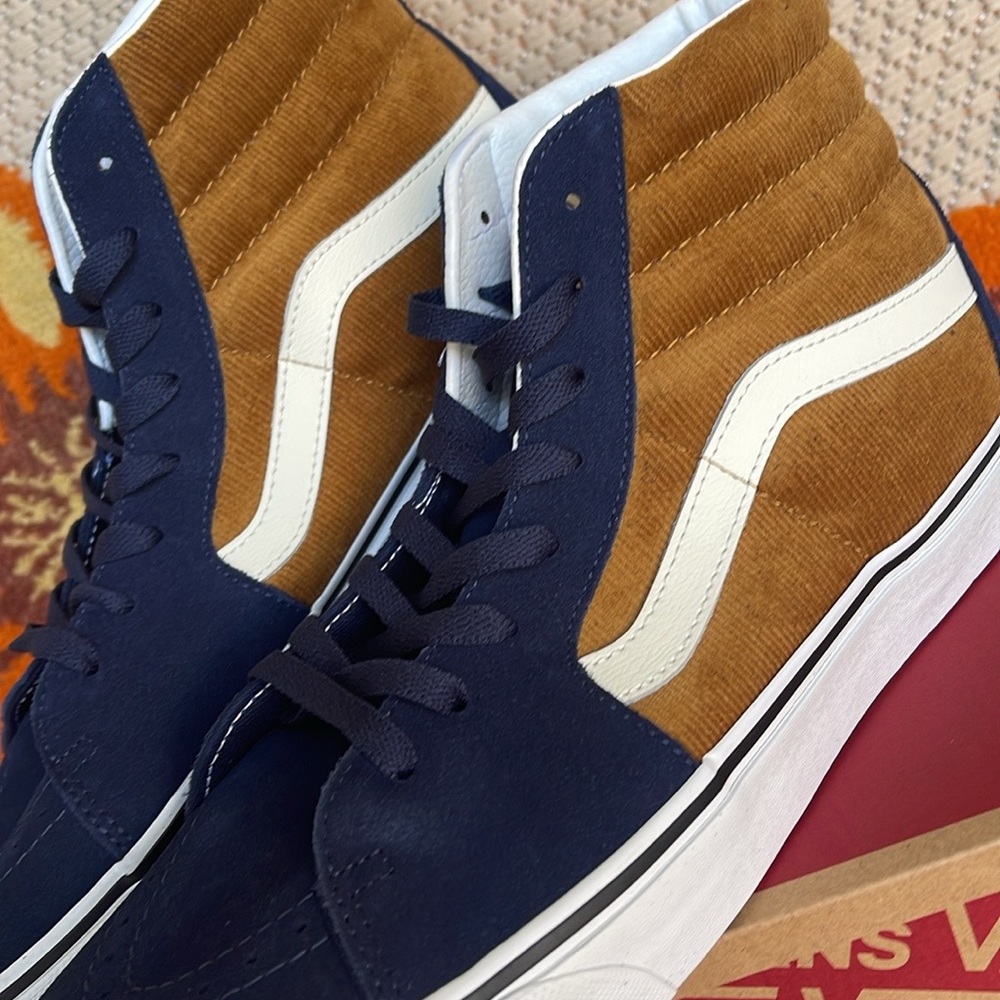 Vans Men’s Sk8-Hi
Mini Cord Blue/Brown
VN0007NS0BO
Sneakers - Picture 9 of 16